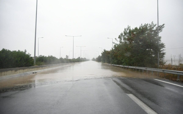 Βυθισμένη στα λασπόνερα η Εθνική Οδός - Μετά τα Τέμπη με μια… βάρκα (βίντεο)