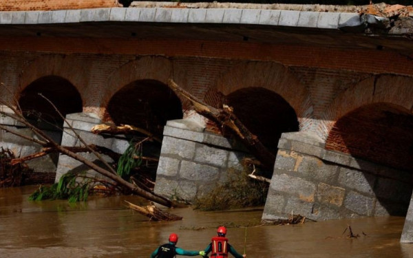 Χάος με 3 νεκρούς και 3 αγνοούμενους από τις καταρρακτώδεις βροχές στην Ισπανία (βίντεο)