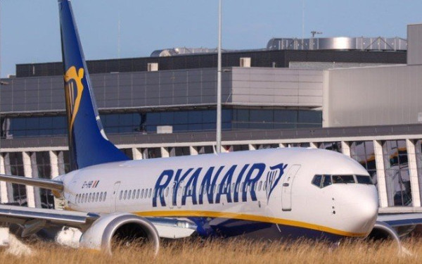 Η Ryanair μήνυσε επιβάτη που η συμπεριφορά του οδήγησε πτήση να αλλάξει πορεία