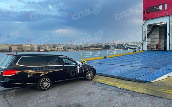 Ανατριχιαστική εικόνα: Ο 36χρονος Αντώνης Καρυώτης επιβιβάζεται στο πλοίο για το τελευταίο του ταξίδι 
