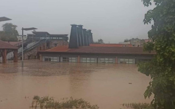 Εικόνα που προκαλεί δέος στον Βόλο - Σκεπάστηκε με νερά ως τη στέγη το συγκρότημα Τσαλαπάτα