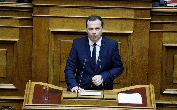 Τρίκαλα: Φωνές και έντονη αποδοκιμασία στον βουλευτή της ΝΔ, Θανάση Λιούτα - Δείτε βίντεο