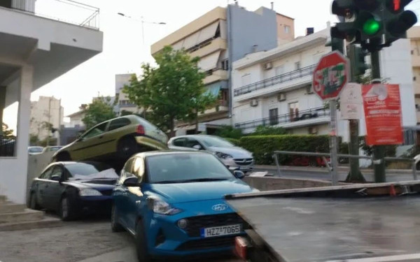 Ηράκλειο: Αυτοκίνητο «εκτοξεύτηκε» και καβάλησε δύο παρκαρισμένα αυτοκίνητα (φωτ.)