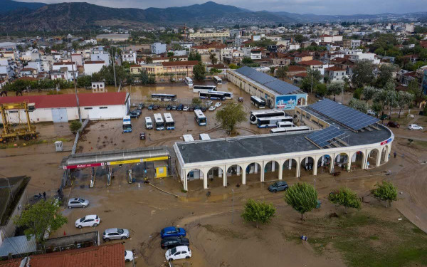 Βόλος: Χωρίς πόσιμο νερό για 15η μέρα - Εξακολουθεί να καθαρίζει τις ακτές το σκάφος «Typhoon»