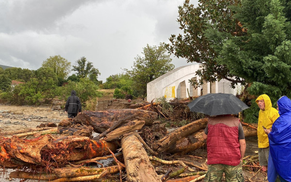 Νέο κύμα κακοκαιρίας χτυπάει τη Μαγνησία και το Βόλο: Σε στρατόπεδο μεταφέρονται πολίτες, έπεσε γέφυρα στα Κάτω Λεχώνια (βίντεο)