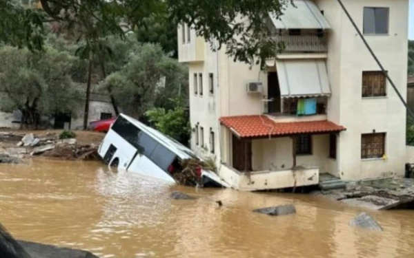 Κακοκαιρία «Daniel» - Πήλιο: Σπίτι «στηρίζεται» σε λεωφορείο - Δείτε φωτογραφίες