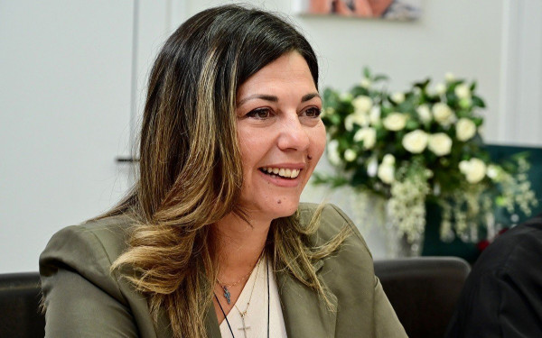 Ζαχαράκη από Θεσσαλονίκη: «Να μην αφήσουμε κανέναν συμπολίτη μας πίσω» 