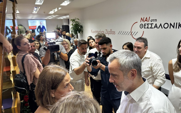  Με το… δεξί ο Ζέρβας για τα εγκαίνια του εκλογικού του κέντρου- Ζήτησε από τους πολίτες νέα ψήφο εμπιστοσύνης (βίντεο, φωτ.) 