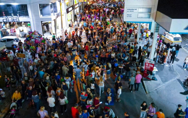 Έσπασε ταμεία η γιορτή αγοράς στον Εύοσμο - Ασύλληπτοι τζίροι με τα καταστήματα να ξεμένουν και από νερό