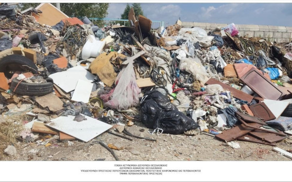 Θεσσαλονίκη: Ανακαίνιζαν διαμέρισμα  και πετούσαν ανεξέλεγκτα τα μπάζα στα δυτικά της πόλης (φωτ.)