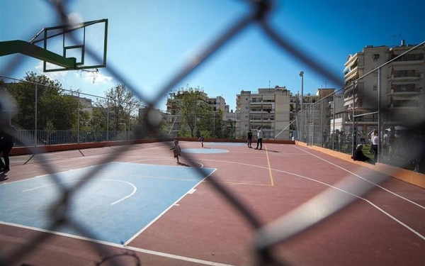Λαμία: 13χρονος έπεσε από ύψος 5 μέτρων στο σχολείο του - Υποχώρησε το κάγκελο που στηρίζονταν (φωτ.) Λαμία: 13χρονος έπεσε από ύψος 5 μέτρων στο σχολείο του - Υποχώρησε το κάγκελο που στηρίζονταν (φωτ.)