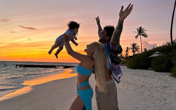 Τούνη - Αλεξάνδρου: Έτσι θα ονομάσουν τον γιο τους - Το προσκλητήριο της βάπτισης (βίντεο)