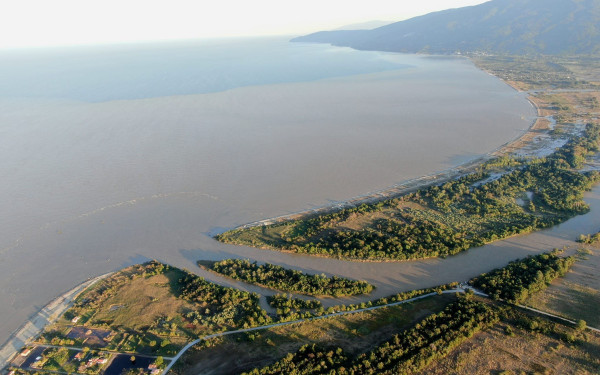 Συγκλονιστικές φωτογραφίες: Ο Πηνειός έβαψε καφέ την θάλασσα 