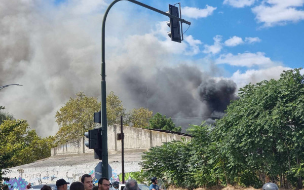 Πυρκαγιά σε εγκαταλελειμμένο εργοστάσιο στην Κομοτηνή - Μήνυμα του 112 (φωτ.)