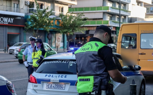 Δυτική Ελλάδα: Αυξήθηκαν oi οδηγοί που εμποδίζουν την ελεύθερη κίνηση των πεζών και των ατόμων με αναπηρίες