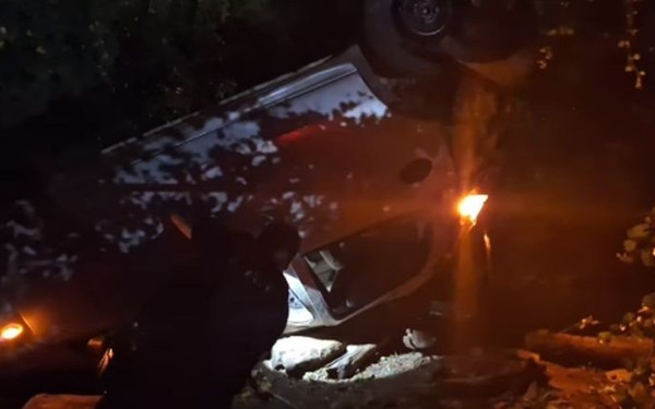 Ηράκλειο: Ανώμαλη προσγείωση για αυτοκίνητο σε αυλή σπιτιού στις Μοίρες - Δύο τραυματίες (βίντεο)