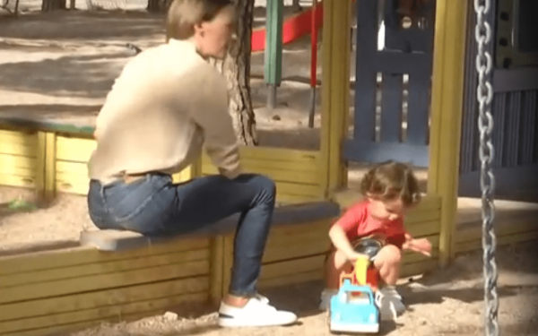 Έφη Αχτσιόγλου: Βόλτα στην παιδική χαρά με το παιδί - «Το παιχνίδι μπορεί να γυρίσει» (βίντεο)