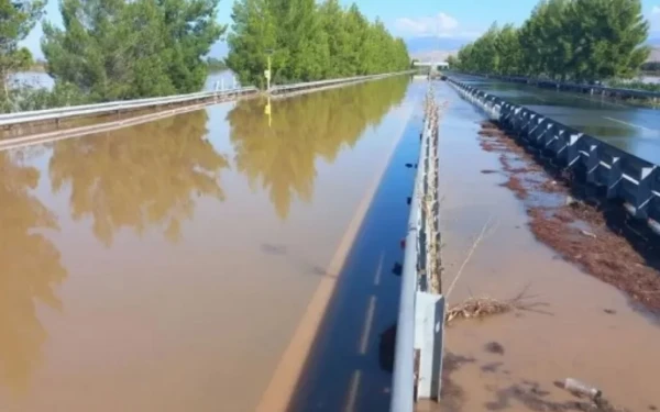 Κλειστή παραμένει η εθνική οδός στα Τέμπη