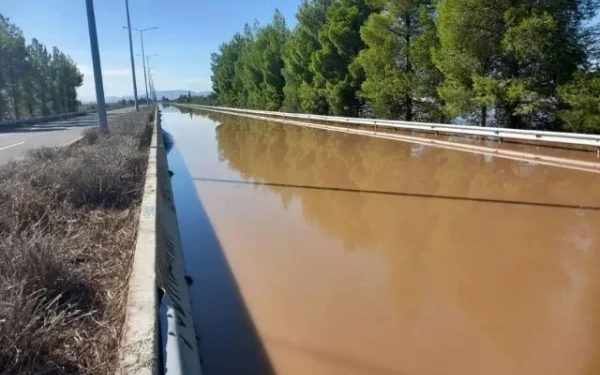 Πλημμύρες: Αγώνας δρόμου για να ανοίξει η εθνική οδός Αθηνών - Θεσσαλονίκης μέχρι το Σάββατο