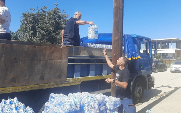 Θεσσαλία: Οι εργαζόμενοι της ΕΥΑΘ μοίρασαν πάνω από 6 τόνους νερό στους πλημμυροπαθείς (βίντεο, φωτ.)