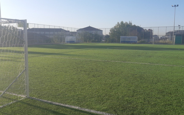 Ο παπα-σπίκερ της Λέσβου: Από την εκκλησία στο γήπεδο για περιγραφές αγώνων (βίντεο)