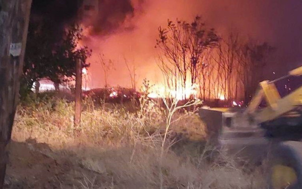 Αλεξανδρούπολη: Μεγάλη φωτιά σε εγκαταλελειμμένα βαγόνια του ΟΣΕ - Δείτε φωτογραφίες