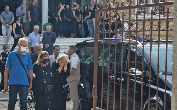 Καλαμαριά: «Γιατί το έκανες αυτό» - Μούδιασμα και παγωμάρα στην κηδεία του 38χρονου