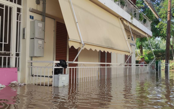 Βούλιαξαν στη λάσπη οι γειτονιές της Λάρισας