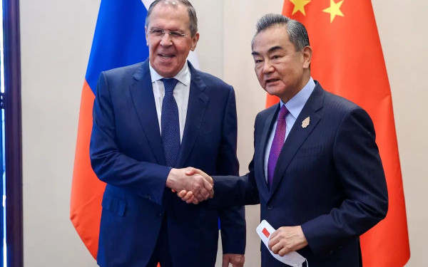 Ρωσία-Κίνα: Οι υπουργοί Εξωτερικών συζήτησαν τις σχέσεις με τις ΗΠΑ και την Ουκρανία