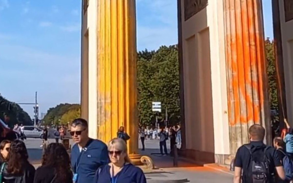 Γερμανία: Ακτιβιστές της "Τελευταίας Γενιάς" έβαψαν την Πύλη του Βραδεμβούργου	