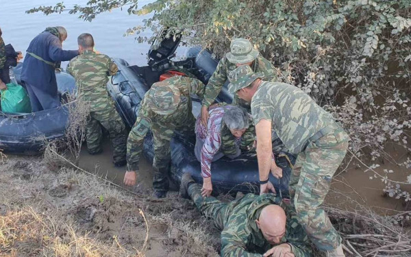 Τον αποθέωσε και ο αρχηγός ΓΕΕΘΑ: Πεζοναύτης ξαπλώνει στη λάσπη για να περάσουν με ασφάλεια ηλικιωμένοι - Δείτε φωτογραφίες