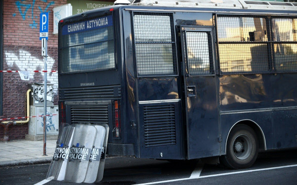 Προέδρος αστυνομικών Θεσσαλονίκης: Να βάλετε τα παιδιά σας στόχους σε μολότοφ και φωτοβολίδες