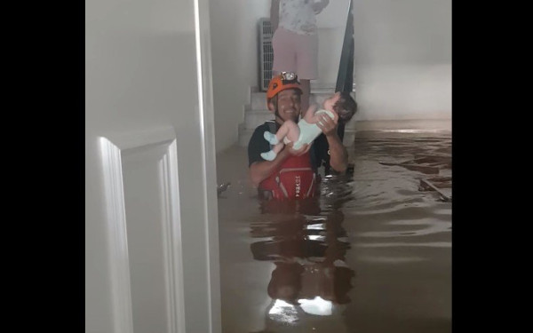 Συγκινητικό βίντεο: Διασώστης απεγκλωβίζει μωρό από πλημμυρισμένο σπίτι 