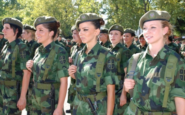 Οι γυναίκες που υπηρετούν στον στρατό της Σερβίας θα φορούν υποχρεωτικά την «Κιλότα M-21»