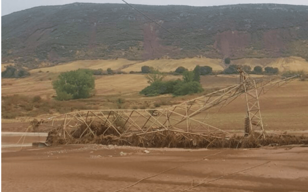 Κακοκαιρία: Πτώση πυλώνων στη Θεσσαλία λόγω διάβρωσης εδάφους 