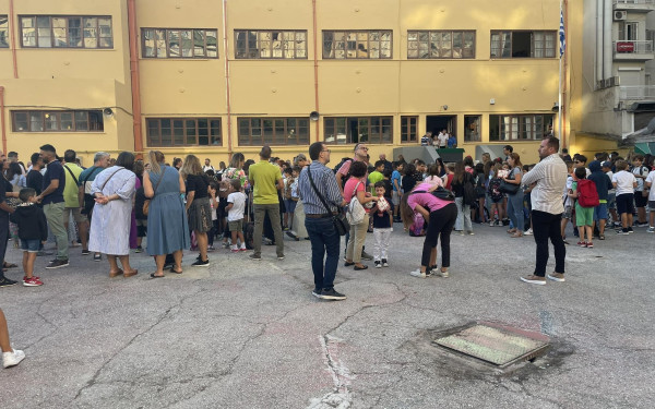 Θεσσαλονίκη: Χαμόγελα και αγκαλιές στο πρώτο κουδούνι