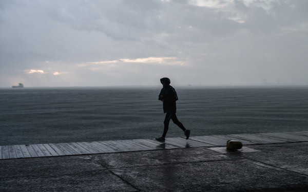 Καιρός: Επιμένουν οι νοτιάδες και οι βροχές σήμερα - Έρχεται ο χειμώνας το Σαββατοκύριακο