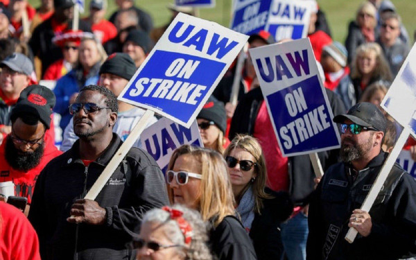 ΗΠΑ: Τρίτη ημέρα απεργίας στις τρεις μεγάλες αυτοκινητοβιομηχανίες του Ντιτρόιτ	