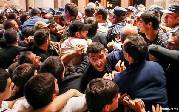 Οργισμένοι Αρμένιοι διαδηλώνουν στο Γερεβαν και ζητούν την παραίτηση του Πασινιάν (βίντεο & φωτ.)