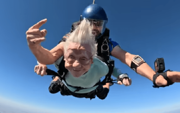 Βίντεο: Γιαγιά 104 ετών κάνει ελεύθερη πτώση