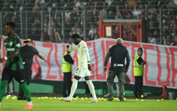 Γερμανία: Οπαδοί της Μπάγερν πέταξαν 185 μπαλάκια τένις για διαμαρτυρία