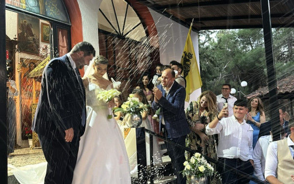 Ο γάμος.... της κακοκαιρίας: Γνωρίστηκαν επί «Ιανού», ακύρωσαν τον γάμο τους εν μέσω «Daniel», και παντρεύτηκαν με «Elias»