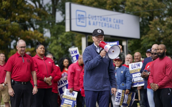 ΗΠΑ: Για πρώτη φορά πρόεδρος της χώρας συμμετείχε σε απεργία εργαζομένων (βίντεο & φωτ.)