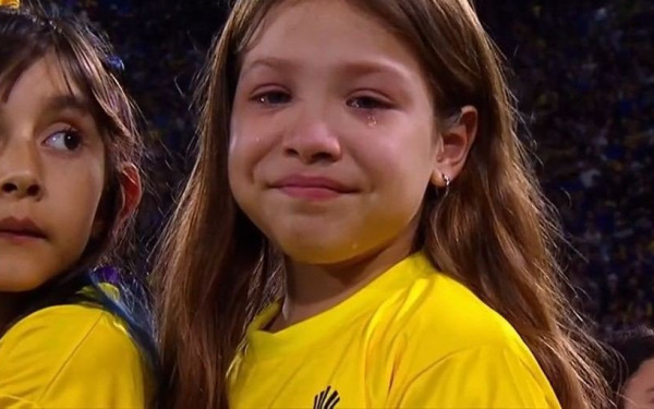 Αργεντινή: Η ατμόσφαιρα στο «Μπομπονέρα» έφερε δάκρυα στα μάτια ενός γλυκύτατου κοριτσιού (βίντεο)