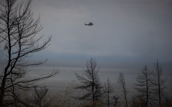 Αγωνία για τον χειριστή του ελικοπτέρου που έπεσε στην Εύβοια - Στέλνουν βατραχανθρώπους (βίντεο, φωτ.)