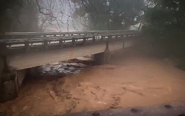 Δύσκολες ώρες στην Εύβοια: Νέο μήνυμα του 112 - Απαγόρευση κυκλοφορίας σε Ασήμι, Πευκί, Γούβες και Αρτεμίσιο (βίντεο)