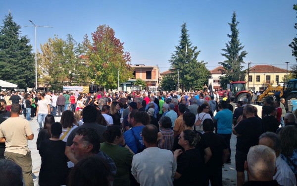 Διαδήλωσαν στην πλατεία οι πλημμυροπαθείς του Παλαμά Καρδίτσας - Τι απαίτησαν από κυβέρνηση και αυτοδιοίκηση (βίντεο & φωτ.)