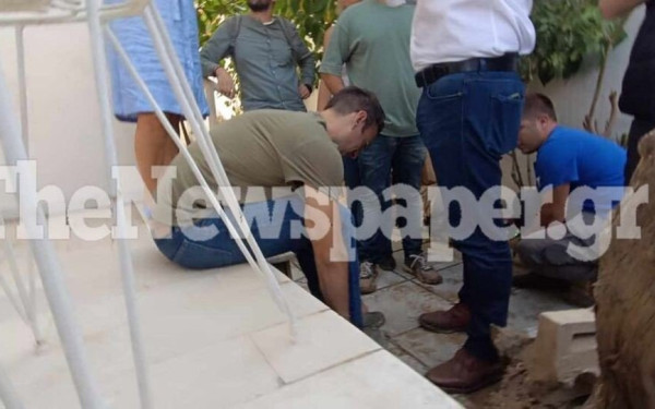 Ο Στέφανος Κασσελάκης έβγαλε τα παπούτσια του για να μπει σε πλημμυρισμένο σπίτι στον Βόλο - «Δεν έχουν βοήθεια οι πληγέντες» (φωτ, βίντεο)