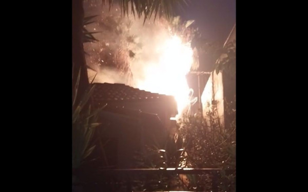 Κιάτο: Κεραυνός βάζει φωτιά σε 2 φοίνικες σε αυλές σπιτιών - Δείτε βίντεο