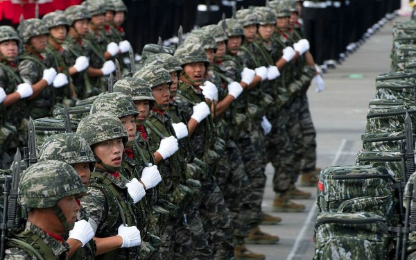 Ν. Κορέα: Πρώτη στρατιωτική παρέλαση από το 2013 - Yιοθετεί σκληρότερη στάση έναντι των απειλών της Πιονγκγιάνγκ